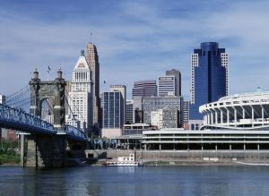 USA, Ohio, Cincinnati skyline and John Roebling Bridge over Ohio River