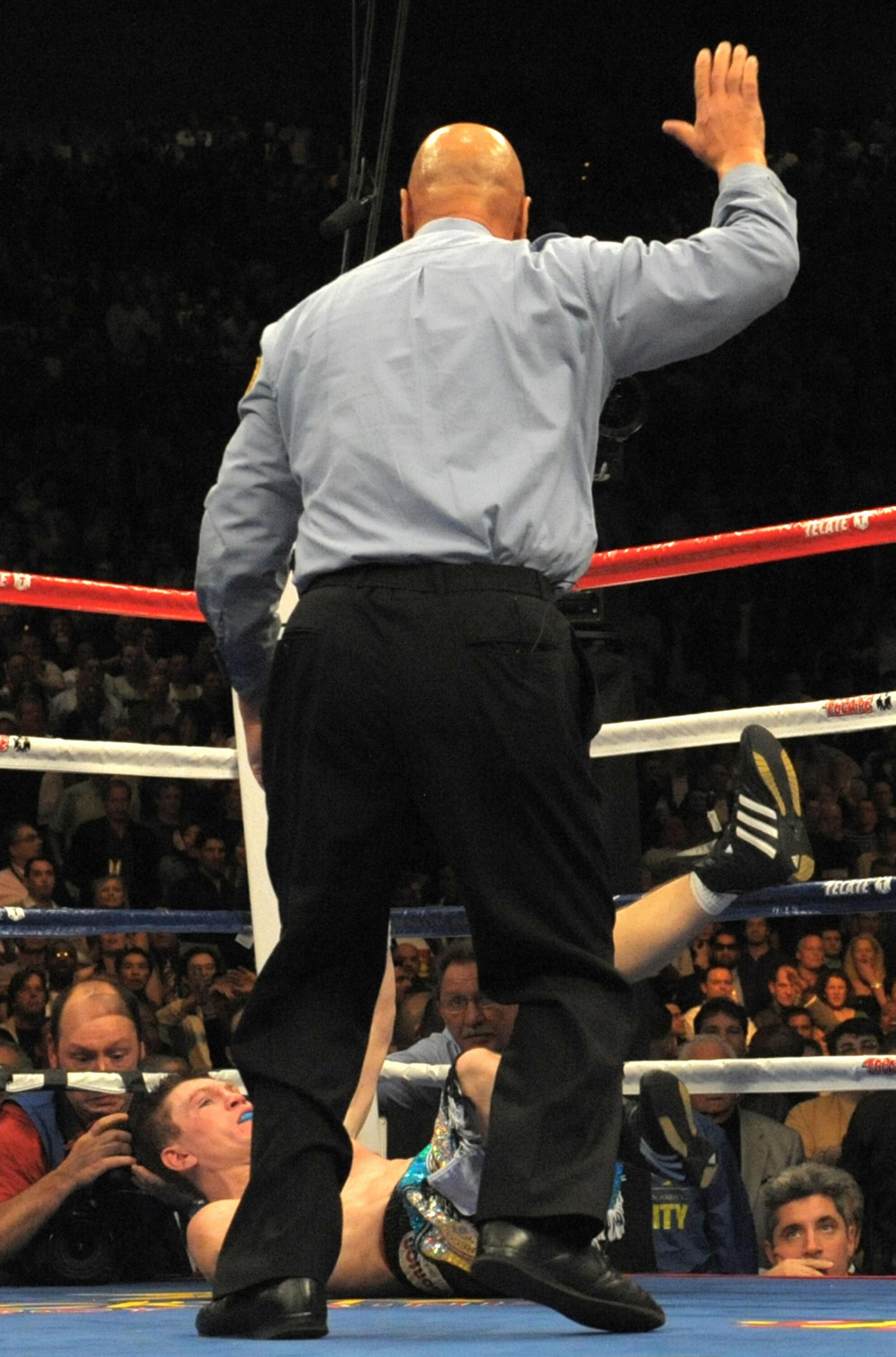 British Ricky Hatton falls by KO during