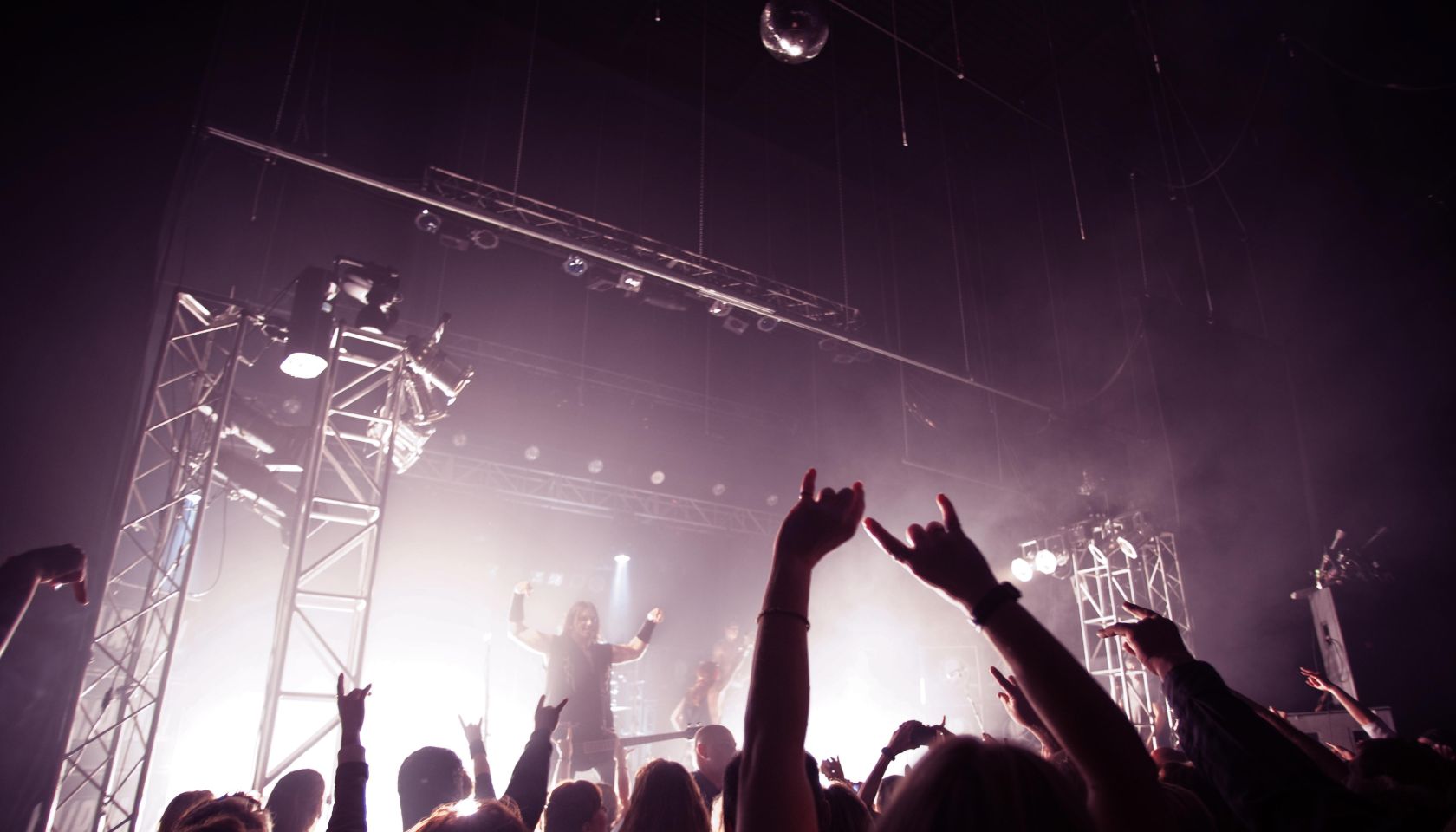 concert crowd saluting band