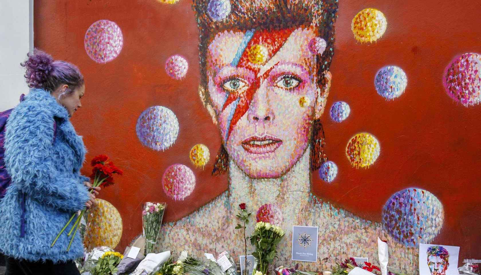 Britain commemorates Rock legend David Bowie in London