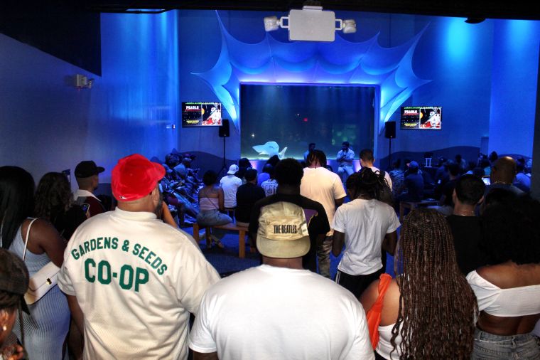 Crowd Watching Speed Walton Talk About Pearls Album