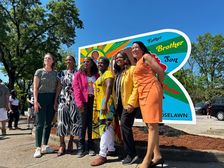 Black Art Speaks & Annie Ruth Unveil "R" Sculpture in Roselawn