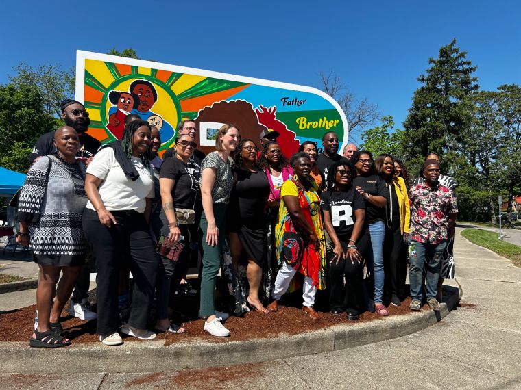 Black Art Speaks & Annie Ruth Unveil "R" Sculpture in Roselawn