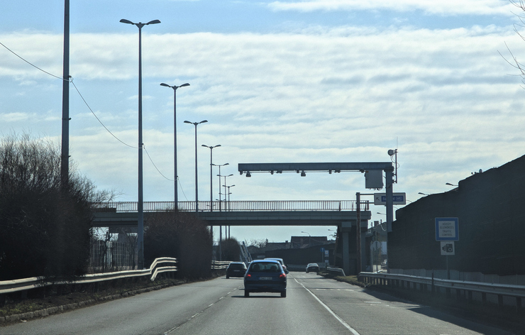 A Speed Camera System on the M5 motorway, Monitoring Highway Traffic near Budapest - Véda Traffipax