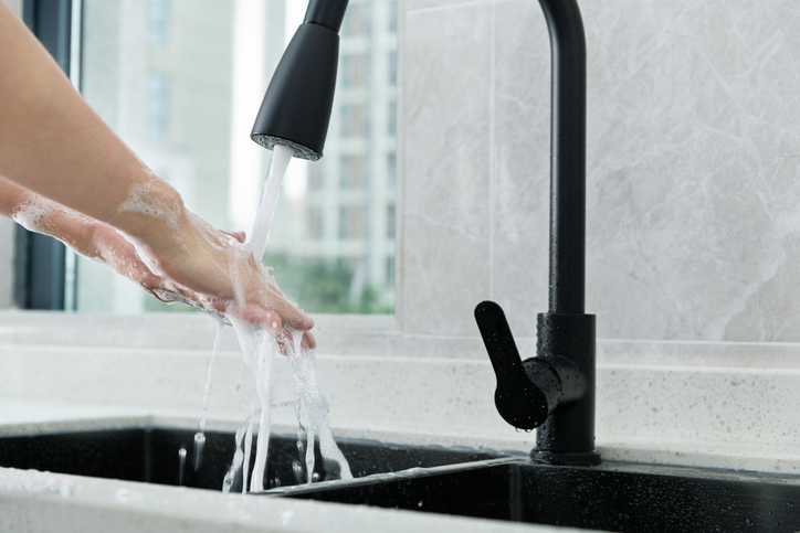 Clean up the foam in the kitchen sink